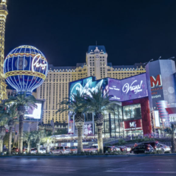 Fotografia de Las Vegas a noite, exibindo hotéis cassinos iluminados, como por exemplo o Hotel Paris.